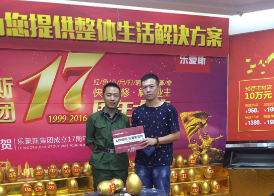 設(shè)計(jì)師李陽簽單合影