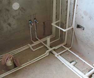 水路改造是走頂還是走地呢？