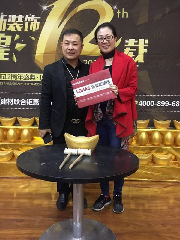 榮盛華府女士與設計師簽單留念