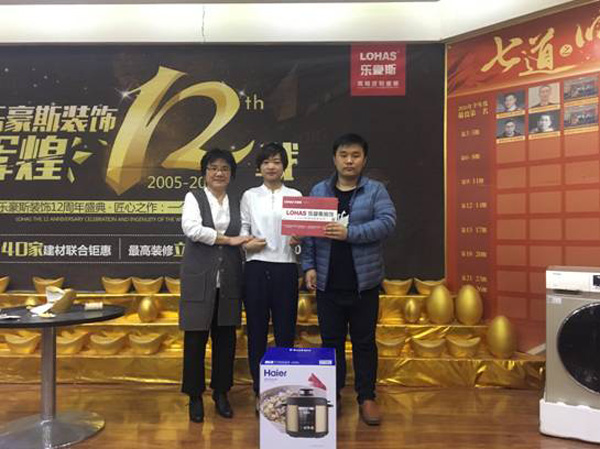 設(shè)計師張亞與簽單客戶合影