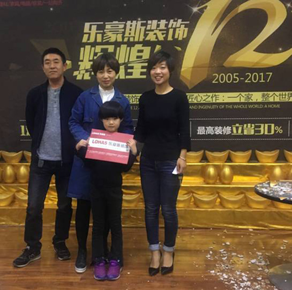 設(shè)計(jì)師李亞與鹿錦苑業(yè)主簽單合影