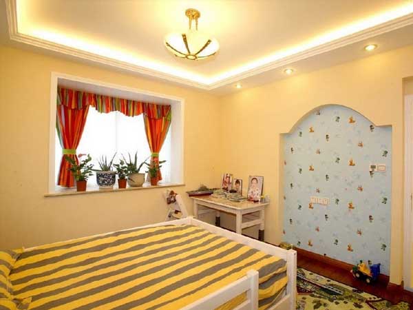 家庭臥室裝修，墻面貼壁紙好還是刷漆好